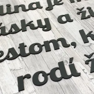 Drevený citát o rodine na stenu