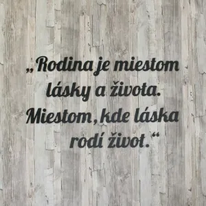 Drevený citát o rodine na stenu