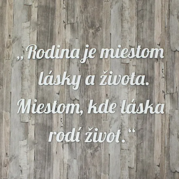 Drevený citát o rodine na stenu