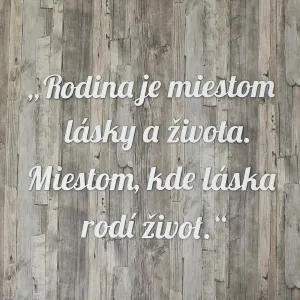 Drevený citát o rodine na stenu