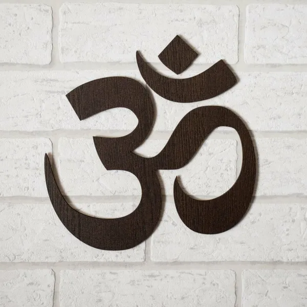 Drevený symbol Ohm na stenu