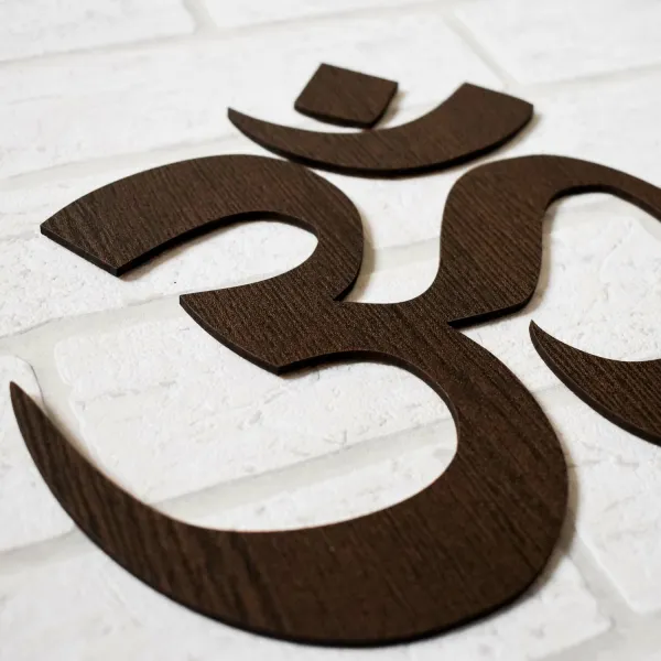 Drevený symbol Ohm na stenu
