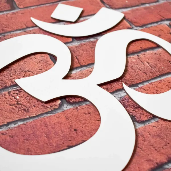 Drevený symbol Ohm na stenu