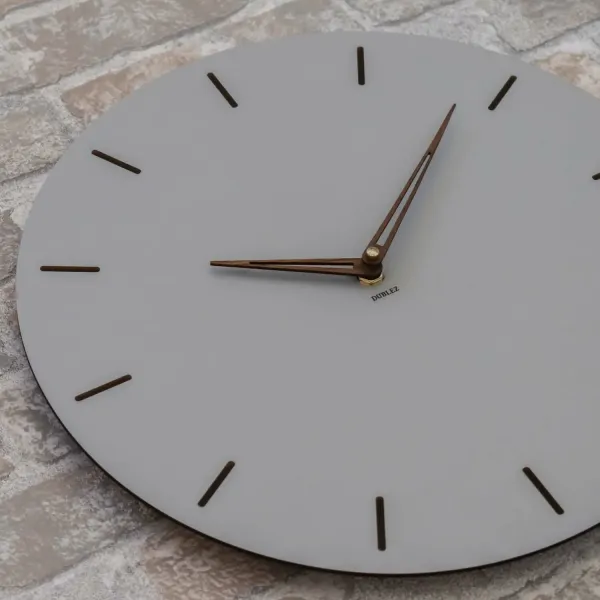 Minimalistické drevené hodiny