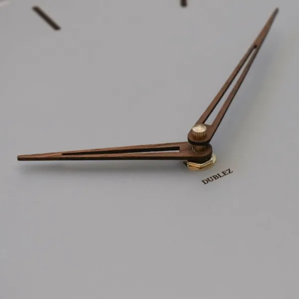Minimalistické drevené hodiny