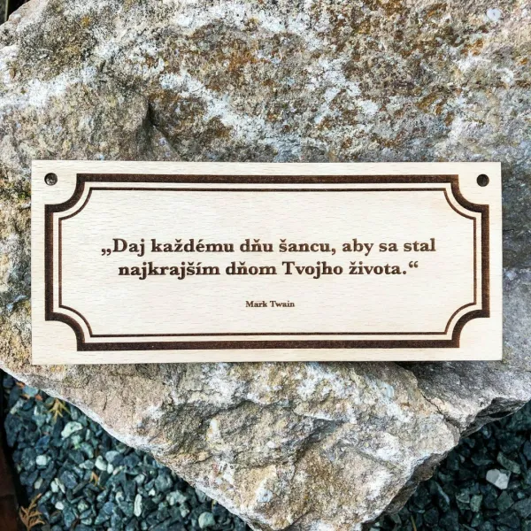 Drevená tabuľka s citátom na stenu