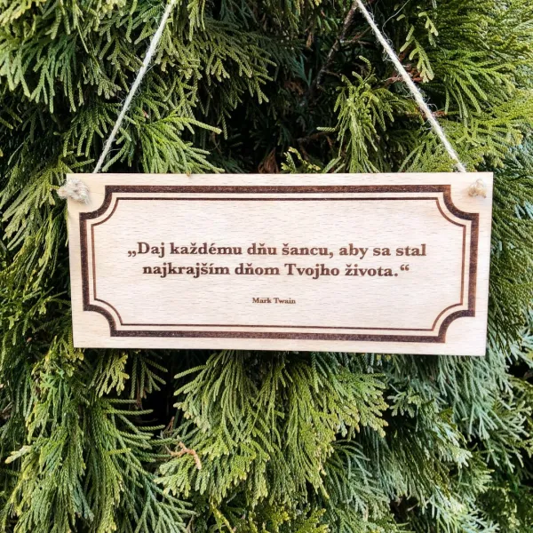 Drevená tabuľka s citátom na stenu