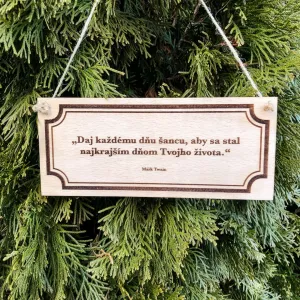 Drevená tabuľka s citátom na stenu