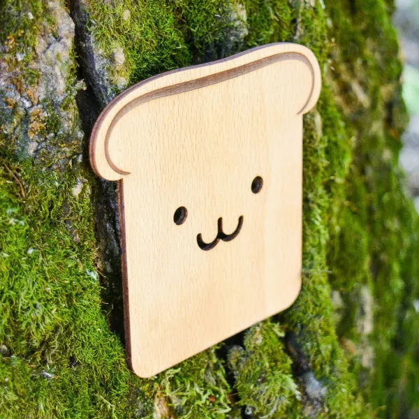Drevená podložka pod pohár - usmiaty toast