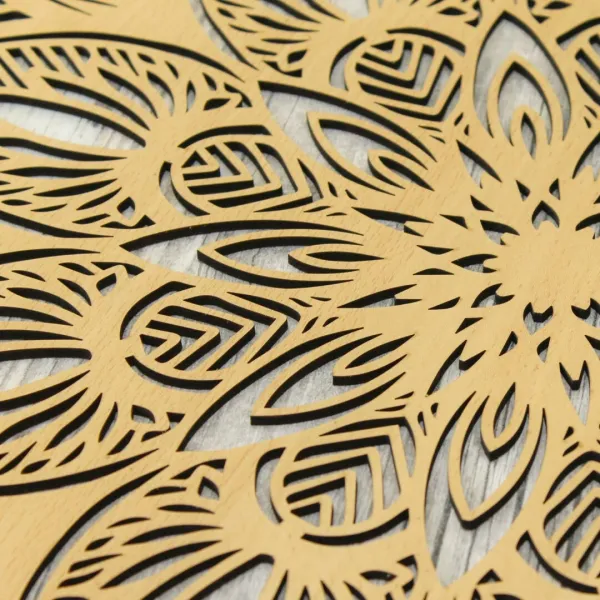 Vyrezávaná drevená Mandala - Symetria
