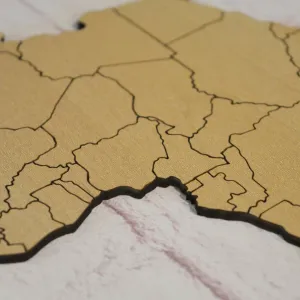 Drevená 3D mapa sveta s vyznačenými hranicami štátov