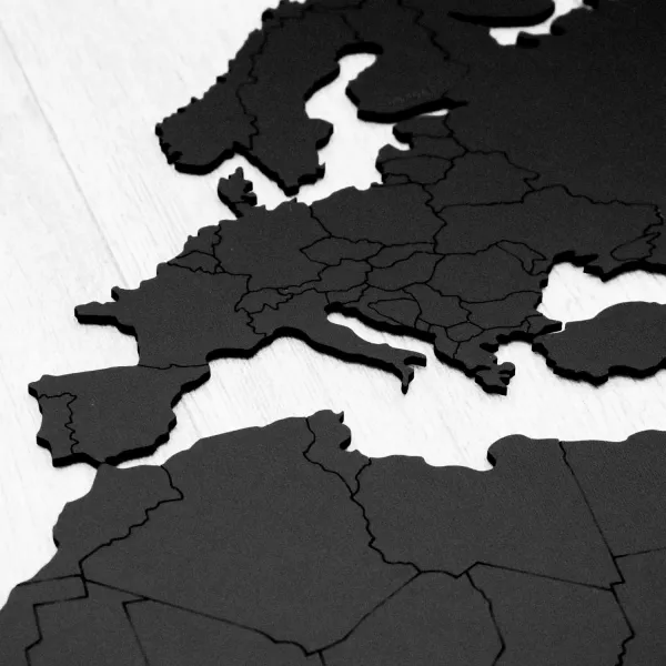 Drevená 3D mapa sveta s vyznačenými hranicami štátov