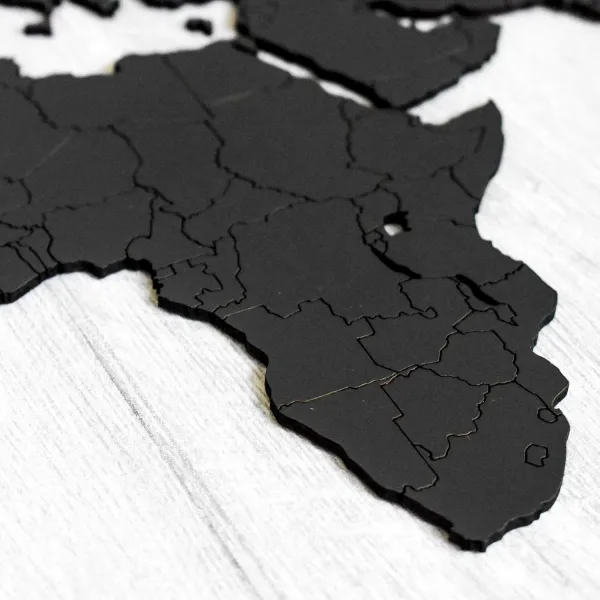 Drevená 3D mapa sveta s vyznačenými hranicami štátov