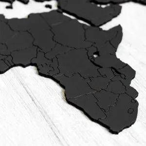 Drevená 3D mapa sveta s vyznačenými hranicami štátov