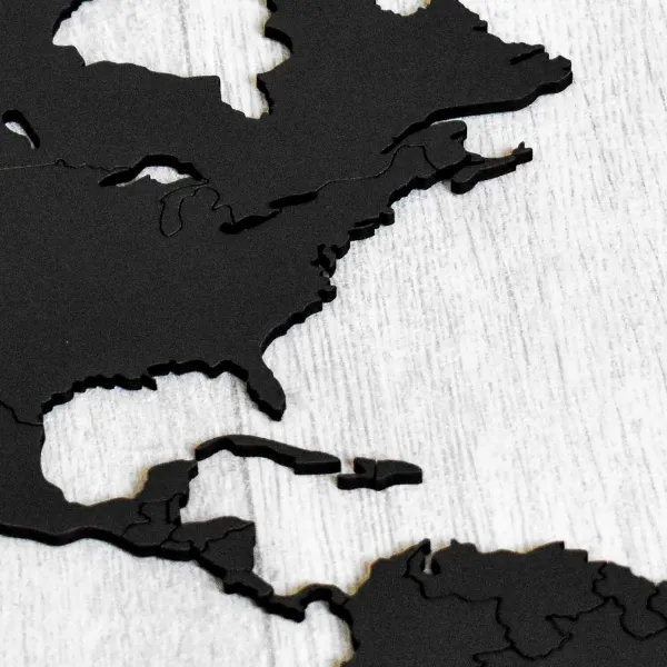 Drevená 3D mapa sveta s vyznačenými hranicami štátov