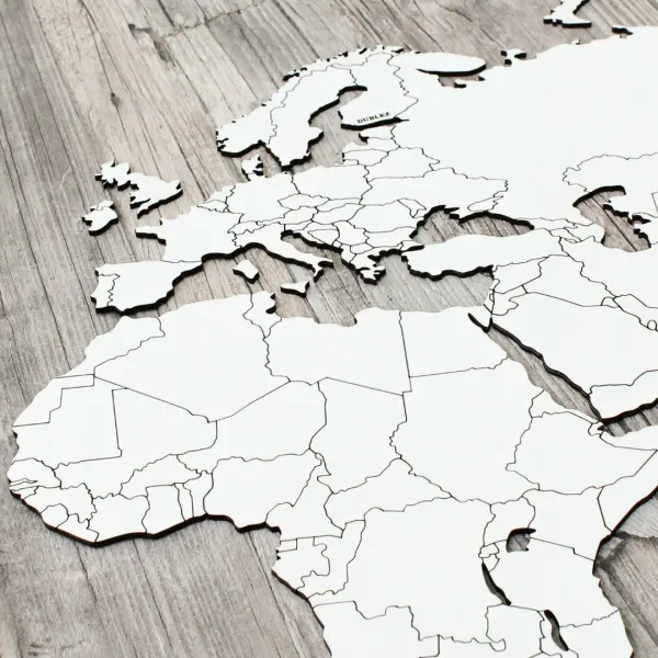 Drevená 3D mapa sveta s vyznačenými hranicami štátov