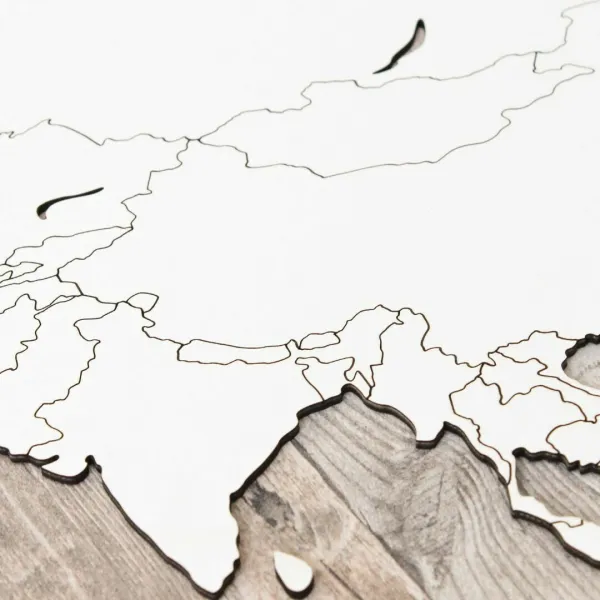 Drevená 3D mapa sveta s vyznačenými hranicami štátov