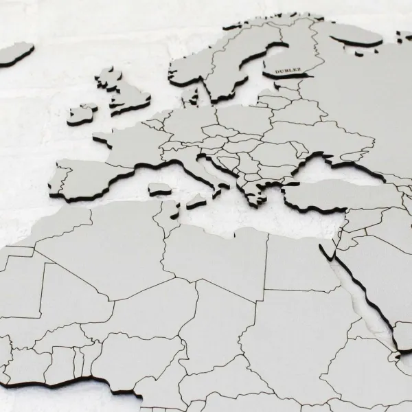 Drevená 3D mapa sveta s vyznačenými hranicami štátov