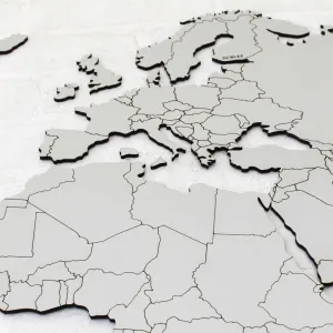 Drevená 3D mapa sveta s vyznačenými hranicami štátov