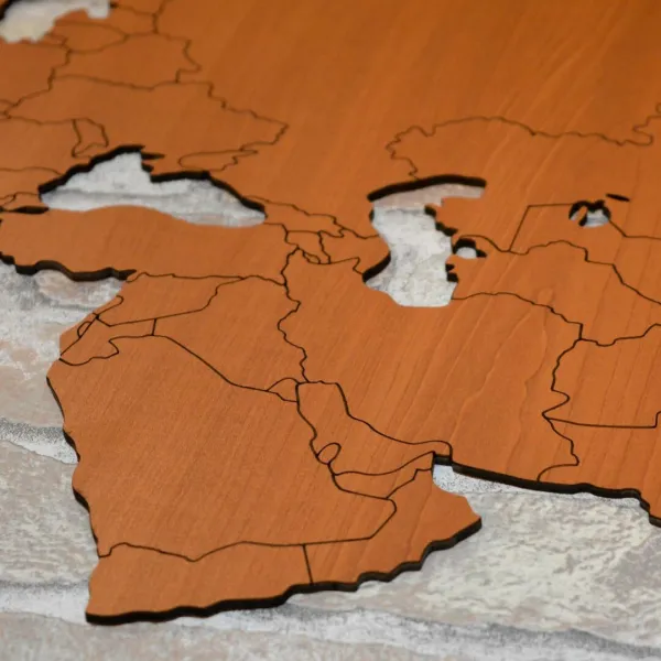 Drevená 3D mapa sveta s vyznačenými hranicami štátov