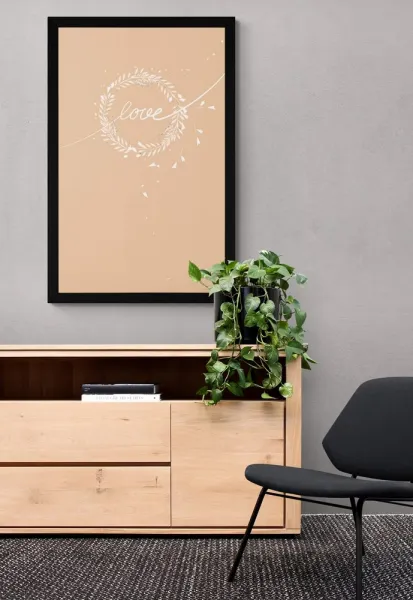Plagát s nápisom Love v minimalistickom prevedení