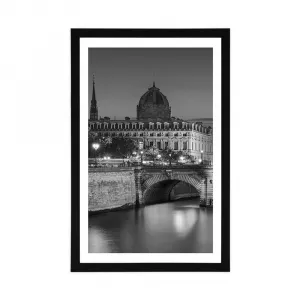 Plagát s paspartou oslňujúca panoráma Paríža v čiernobielom prevedení