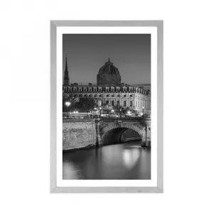 Plagát s paspartou oslňujúca panoráma Paríža v čiernobielom prevedení