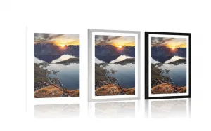 Plagát s paspartou očarujúca horská panoráma so západom slnka