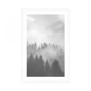 Plagát s paspartou hmla nad lesom v čiernobielom prevedení