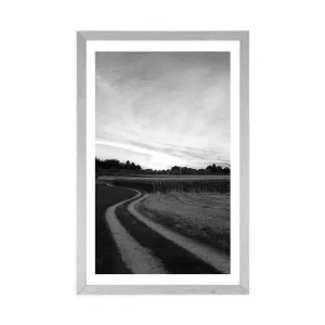 Plagát s paspartou zapadajúce slnko nad krajinou v čiernobielom prevedení