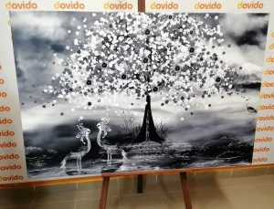 Obraz volavky pod magickým stromom v čiernobielom prevedení