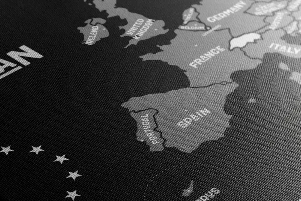 Obraz náučná mapa s názvami krajín európskej únie v čiernobielom prevedení
