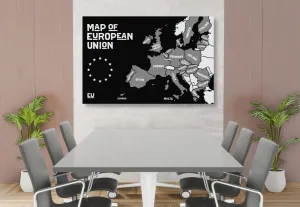Obraz náučná mapa s názvami krajín európskej únie v čiernobielom prevedení