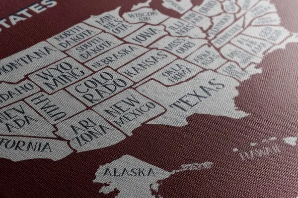 Obraz náučná mapa USA s bordovým pozadím