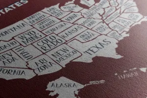 Obraz náučná mapa USA s bordovým pozadím