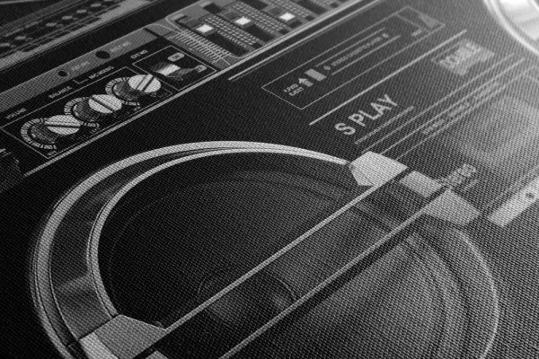 Obraz disco rádio z 90-tych rokov v čiernobielom prevedení