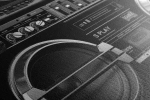 Obraz disco rádio z 90-tych rokov v čiernobielom prevedení
