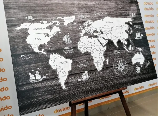 Obraz čiernobiela mapa na dreve