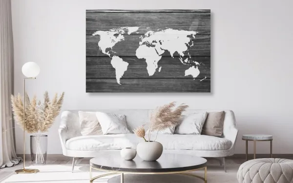 Obraz na korku  čiernobiela mapa sveta s dreveným pozadím
