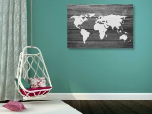 Obraz na korku  čiernobiela mapa sveta s dreveným pozadím