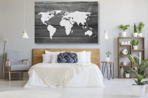 Obraz na korku  čiernobiela mapa sveta s dreveným pozadím