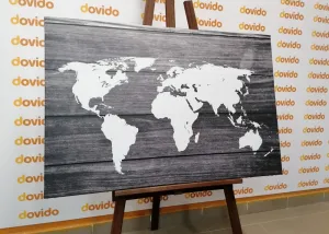 Obraz čiernobiela mapa sveta s dreveným pozadím