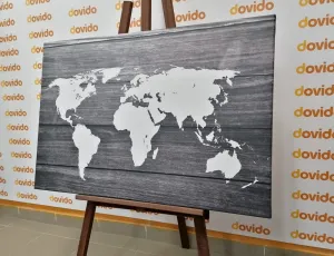 Obraz čiernobiela mapa sveta s dreveným pozadím