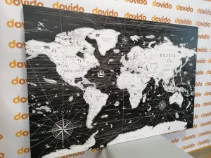 Obraz čiernobiela mapa na drevenom pozadí