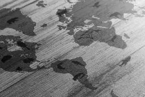 Obraz čiernobiela mapa na drevenom podklade
