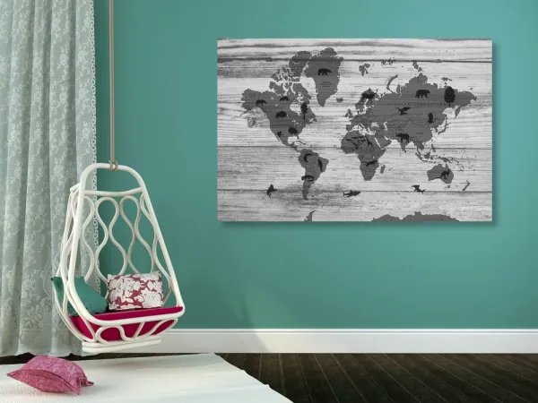 Obraz čiernobiela mapa na drevenom podklade