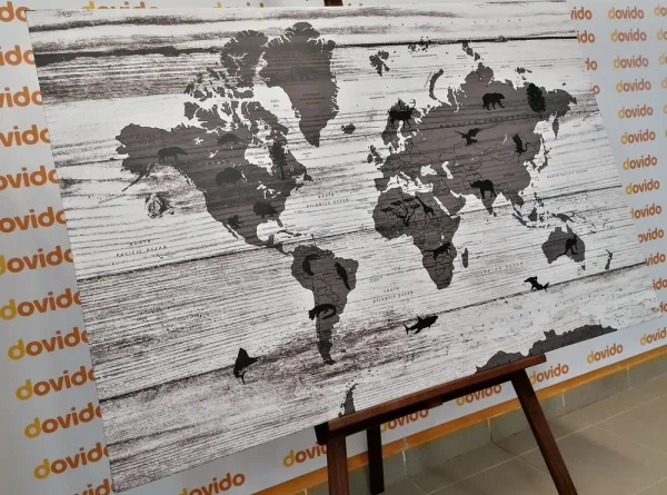 Obraz čiernobiela mapa na drevenom podklade