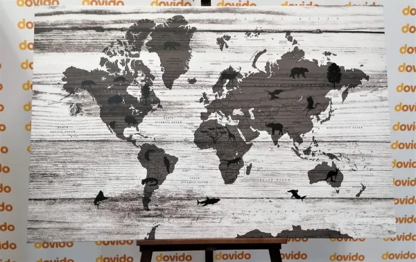 Obraz čiernobiela mapa na drevenom podklade
