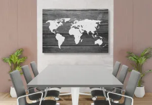 Obraz čiernobiela mapa sveta s dreveným pozadím