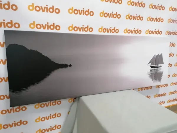 Obraz plachetnica v čiernobielom prevedení